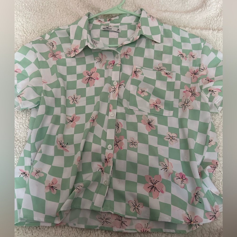 Hollister women’s green pattern cherry blossom button up shirt Size M